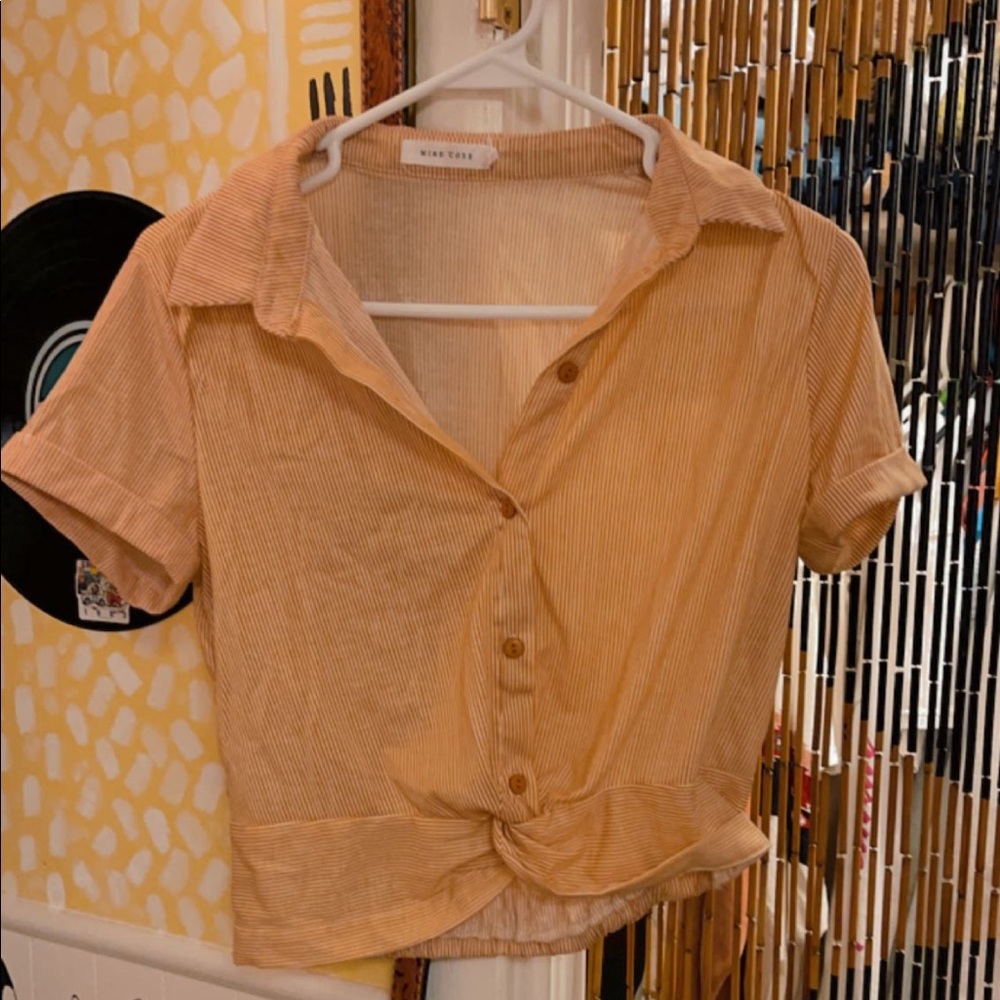 Medium brandy Melville cropped and fitted shirt!